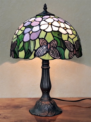 Tiffany bordlampe DA02 lyserøde og lilla blomster og grønne blade med lyserøde sommerfugle h47cm ø30cm
